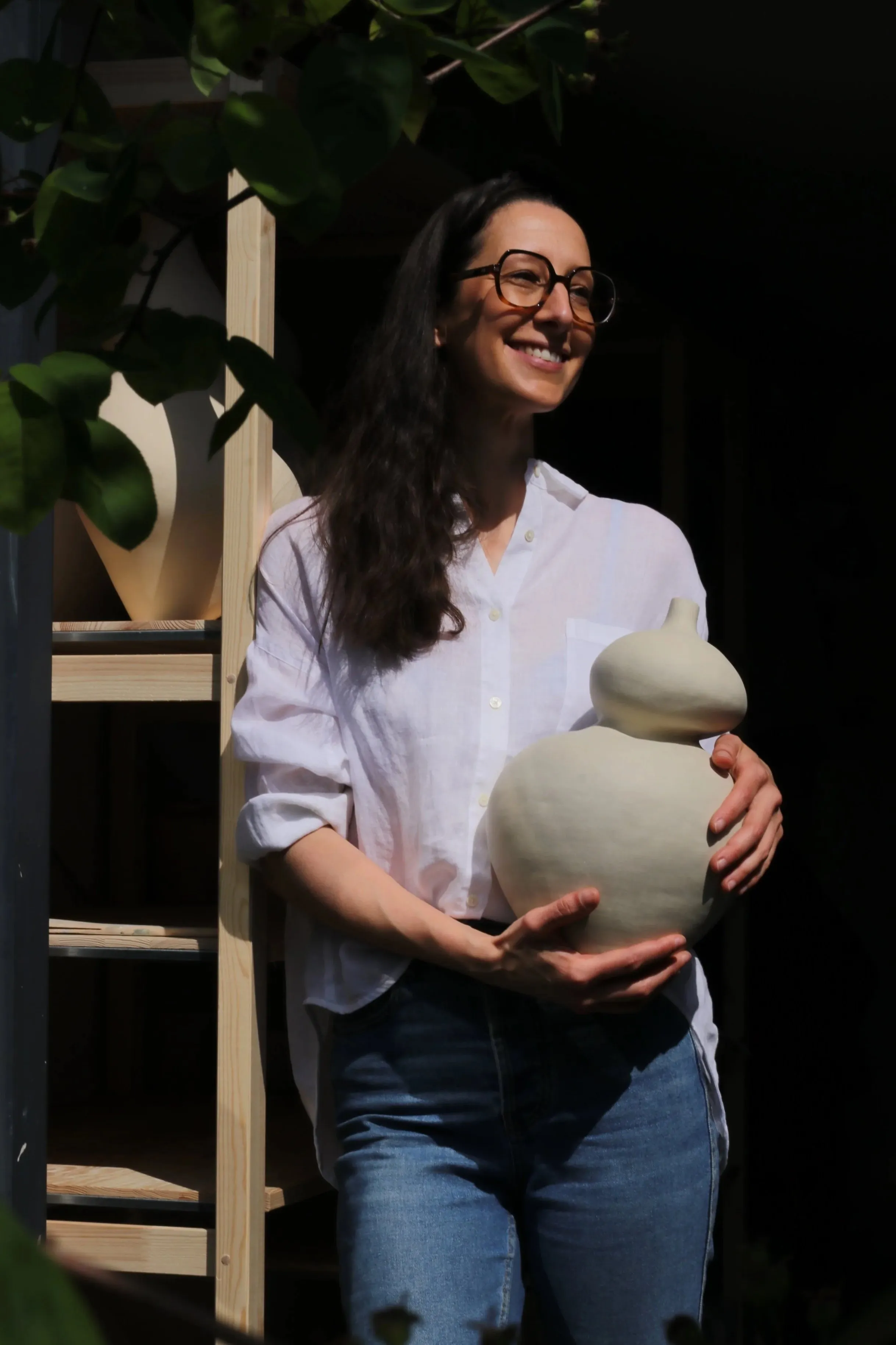 Evi radoes in haar atelier