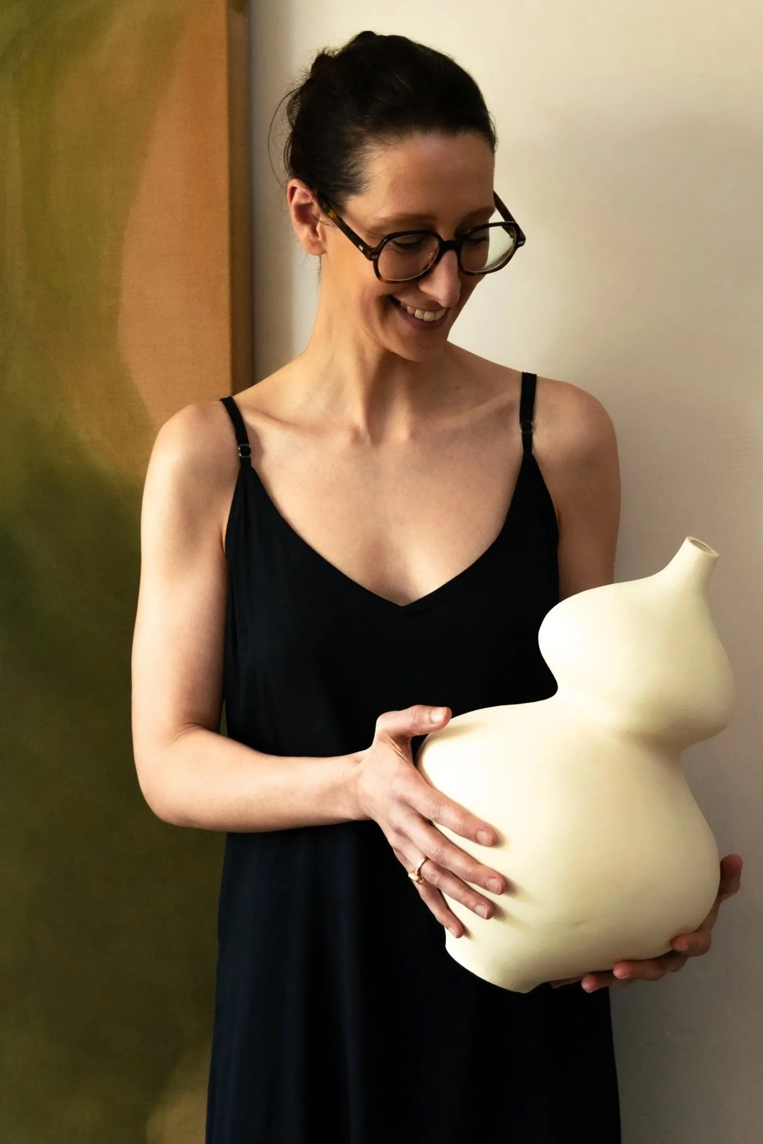 Keramiek van evi radoes op een tentoonstelling