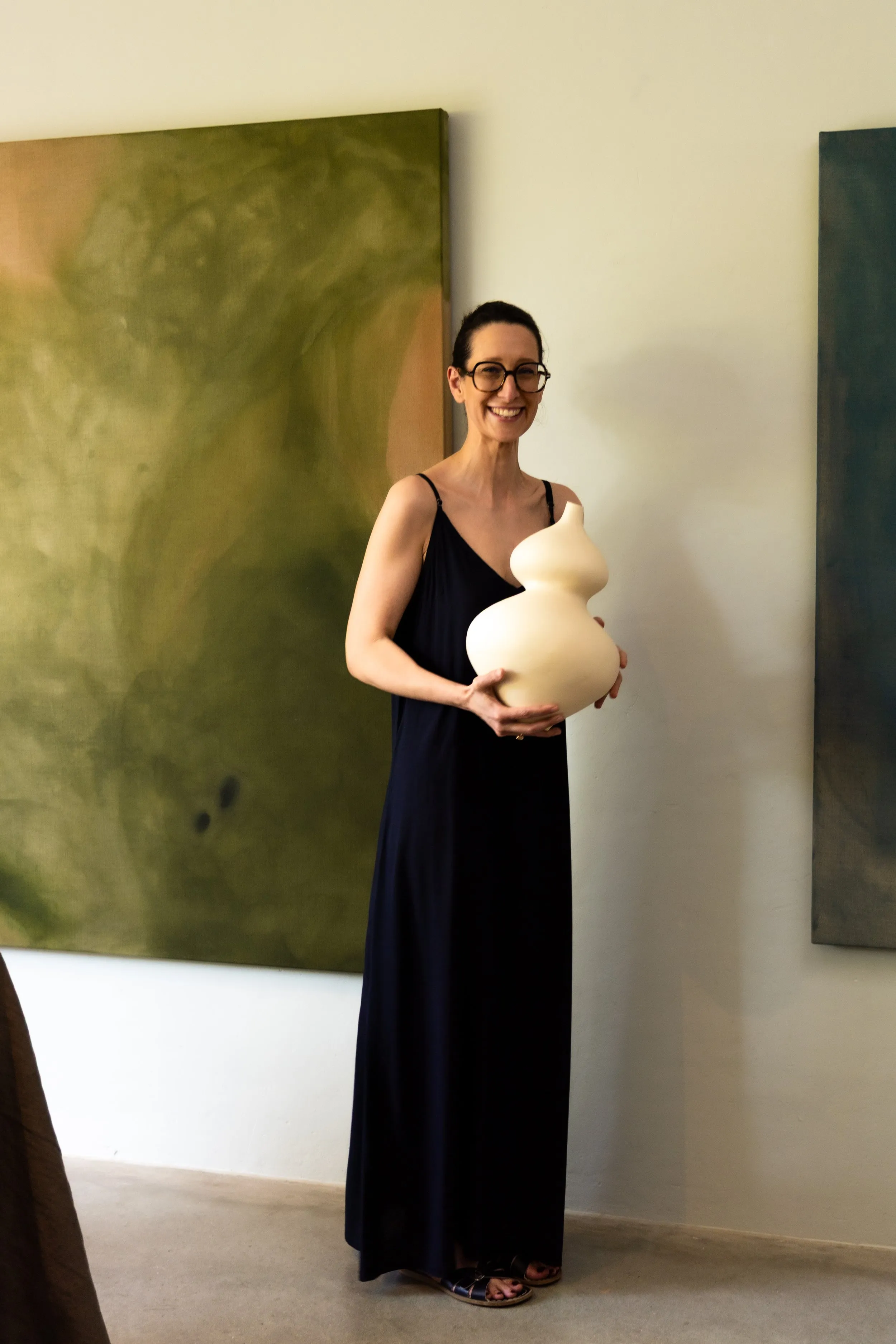 Evi radoes met een keramieken object